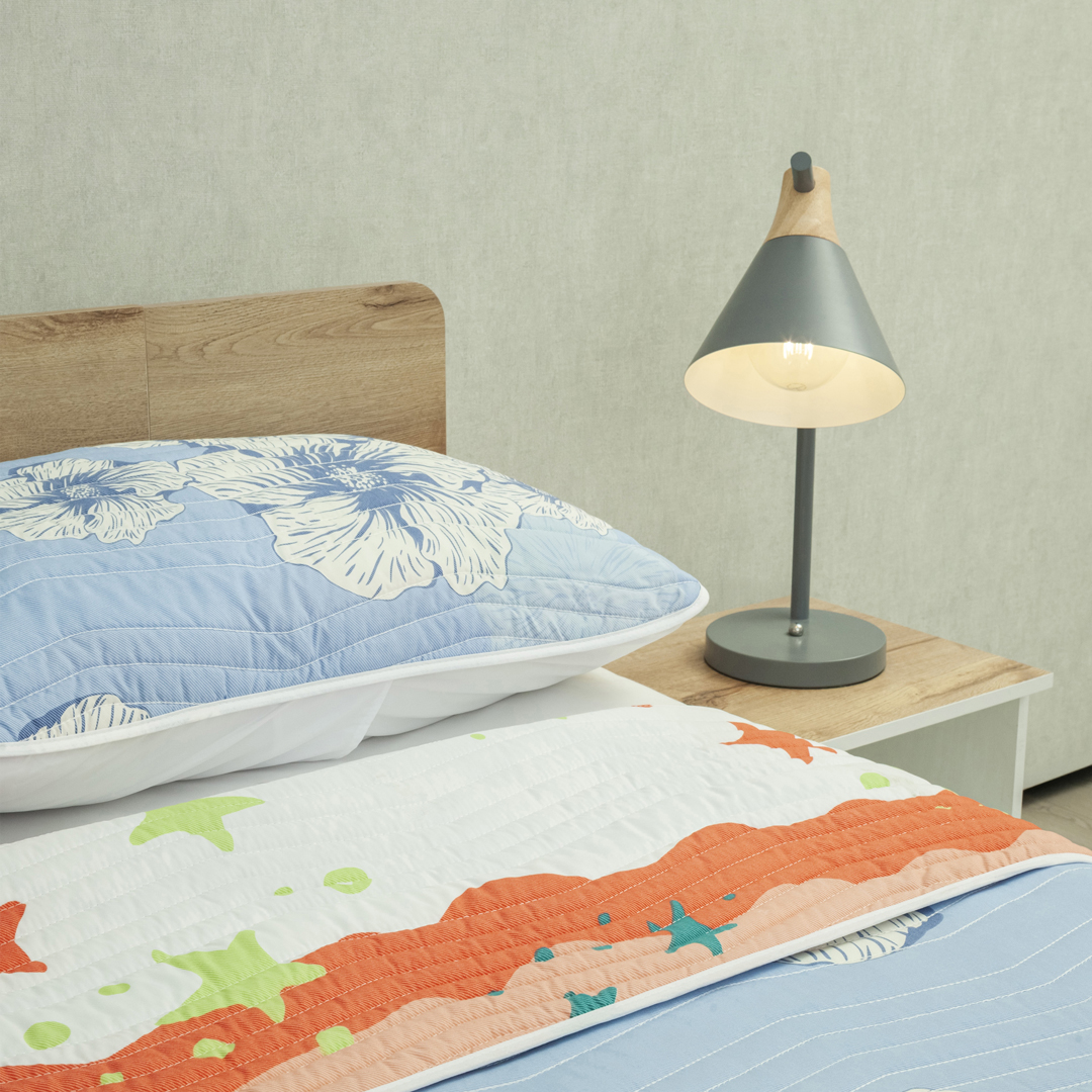 44Cubrelecho Estampado Prensado Doble Faz Ecos de Cielo y Jardín