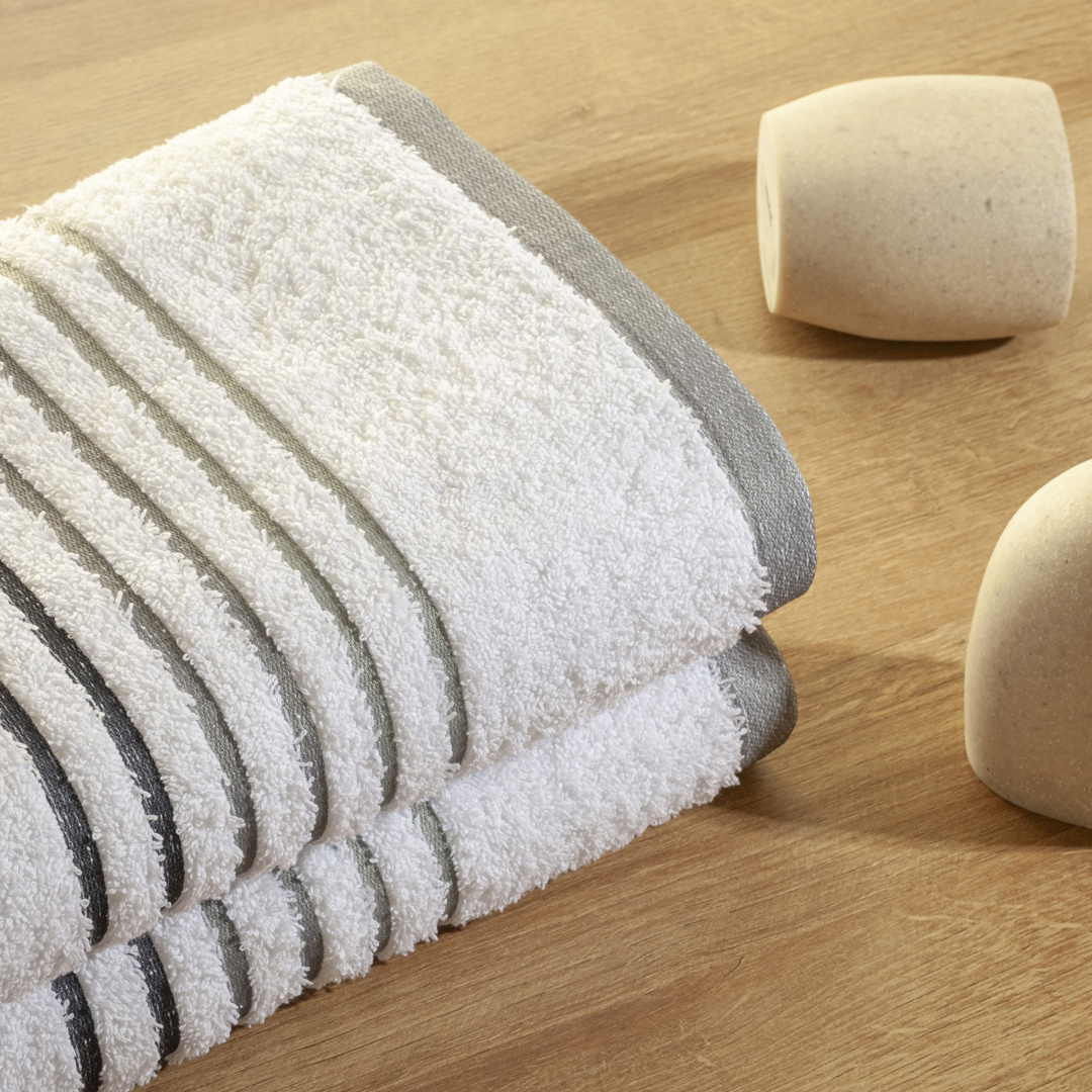 44Toalla Mediterráneo Blanca Con Linea Gris  550 Gr